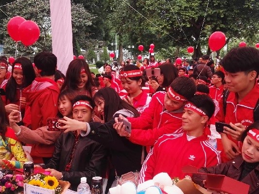 Cầu thủ Đình Trọng, Văn Quyết thu hút giới trẻ tại Ngày hội Chủ nhật đỏ 2019 - ảnh 4