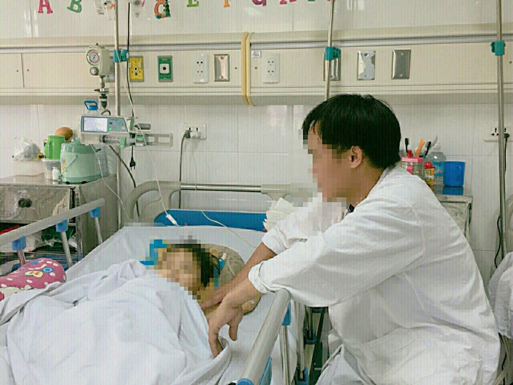 Bé 4 tuổi bị thương nặng vì ô tô kéo lê trên đường - ảnh 1