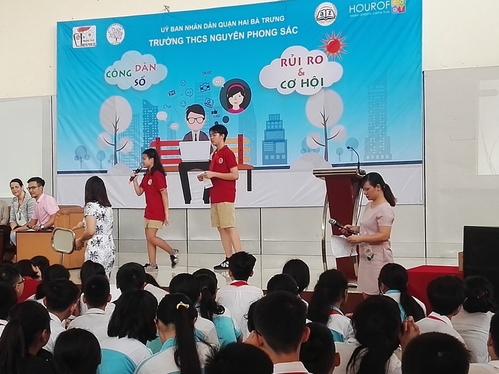 Bố mẹ phải làm gương cho con trong việc sử dụng điện thoại thông minh - ảnh 1