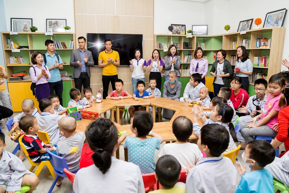 Quế Ngọc Hải tặng quà cho các bệnh nhi ung thư máu - ảnh 1