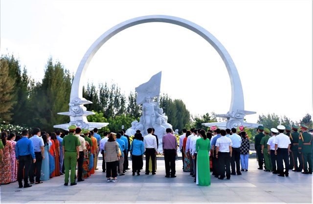 Khánh Hòa: Dâng hương hoa tưởng nhớ các anh hùng, liệt sĩ hy sinh tại đảo Gạc Ma - ảnh 1