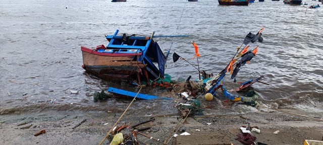 Huyện Vạn Ninh (Khánh Hòa): Mưa lớn 25 tàu thuyền của người dân bị sóng đánh chìm - ảnh 2