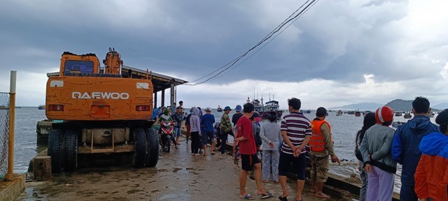 Huyện Vạn Ninh (Khánh Hòa): Mưa lớn 25 tàu thuyền của người dân bị sóng đánh chìm - ảnh 3
