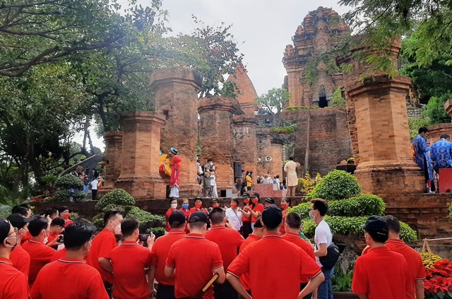 Di tích Tháp Bà Ponagar đón hơn 42.000 lượt khách dịp Tết - ảnh 4