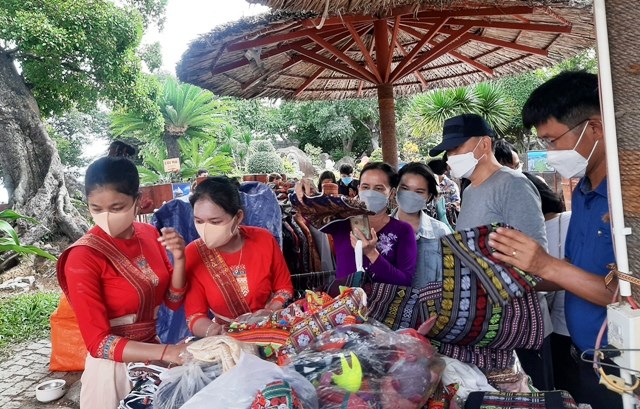 Di tích Tháp Bà Ponagar đón hơn 42.000 lượt khách dịp Tết - ảnh 5