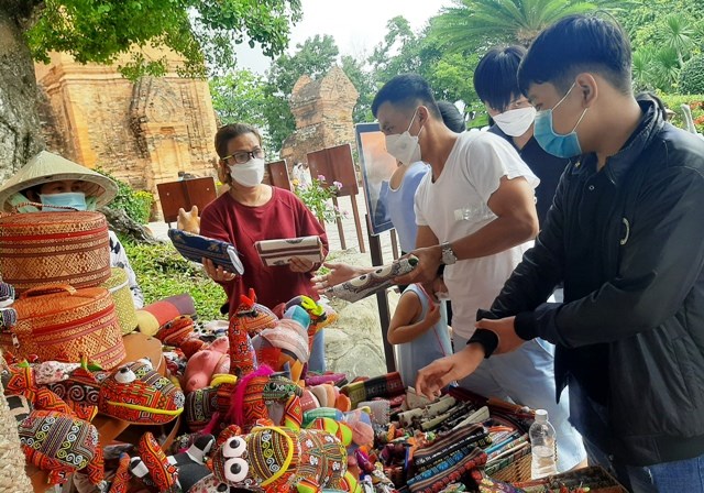 Di tích Tháp Bà Ponagar đón hơn 42.000 lượt khách dịp Tết - ảnh 6