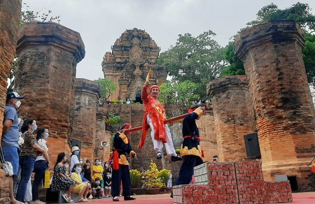 Di tích Tháp Bà Ponagar đón hơn 42.000 lượt khách dịp Tết - ảnh 7