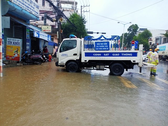 Khánh Hòa: Nhiều tuyến đường giao thông ngập sâu trong nước, chia cắt - ảnh 1