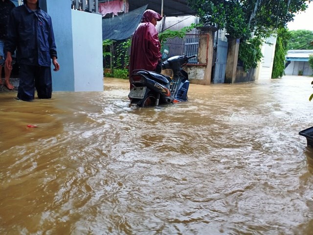 Khánh Hòa: Nhiều tuyến đường giao thông ngập sâu trong nước, chia cắt - ảnh 2