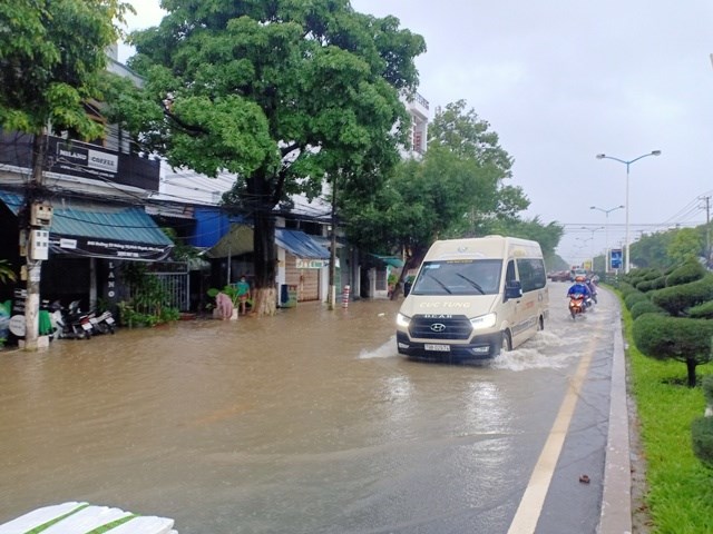 Khánh Hòa: Nhiều tuyến đường giao thông ngập sâu trong nước, chia cắt - ảnh 3