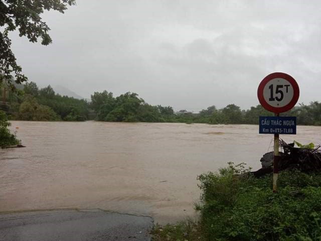 Khánh Hòa: Nhiều tuyến đường giao thông ngập sâu trong nước, chia cắt - ảnh 5