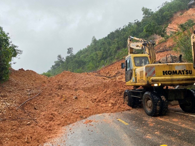 Khánh Hòa: Nhiều tuyến đường giao thông ngập sâu trong nước, chia cắt - ảnh 7