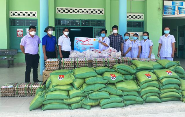 Khánh Hòa: Trao tặng nhu yếu phẩm cho lực lượng tuyến đầu chống dịch - ảnh 1