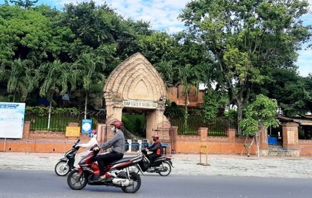 Khánh Hòa: Tháp Bà Ponagar và dành thắng Hòn Chồng mở cửa đón du khách - ảnh 1