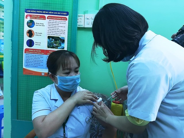 Khánh Hòa: Thống nhất chủ trương tiêm vắc xin cho toàn bộ người dân trên 18 tuổi - ảnh 1