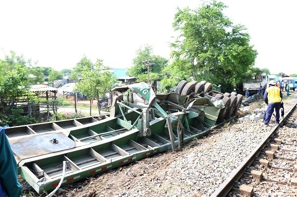 Ninh Thuận: Tàu hỏa tông vào container, tài xế may mắn thoát chết - ảnh 1