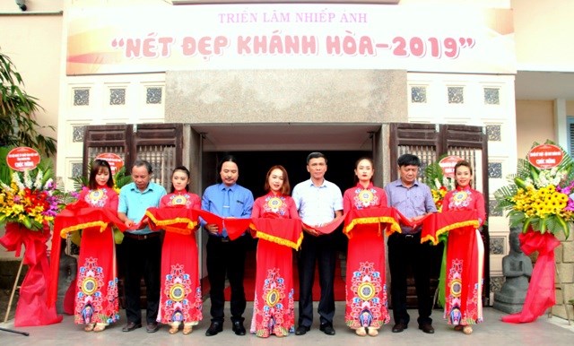 Triển lãm 111 bức ảnh “Nét đẹp Khánh Hòa - 2019” - ảnh 1