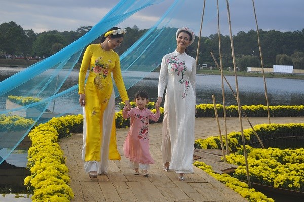 Lâm Đồng: Độc đáo không gian tơ lụa Bảo Lộc bên hồ Xuân Hương - ảnh 1