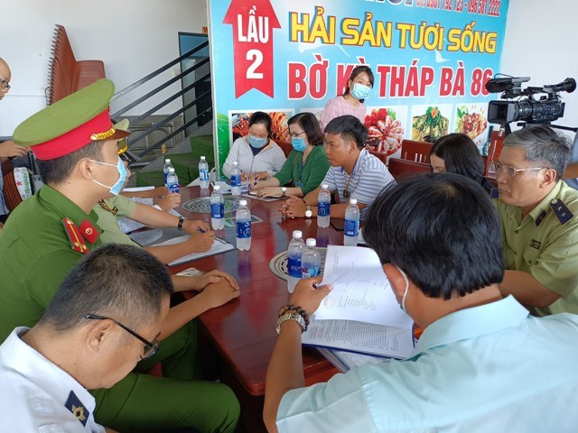 Tạm đóng cửa nhà hàng hải sản bán ốc hương giá 1,8 triệu/kg - ảnh 1