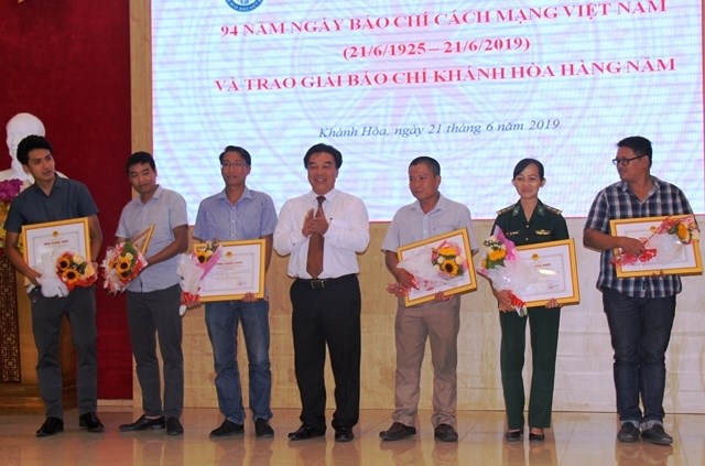 Hội Nhà Báo tỉnh Khánh Hòa nhận cờ thi đua của Thủ tướng Chính phủ - ảnh 2