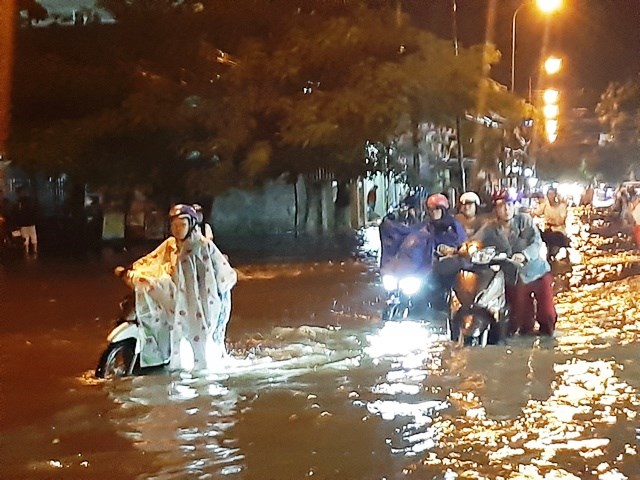 TP. Phan Rang – Tháp Chàm: Mưa lớn kéo dài, nhiều tuyến đường ngập sâu trong nước - ảnh 2