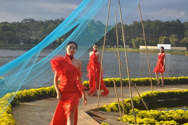 Lâm Đồng: Độc đáo không gian tơ lụa Bảo Lộc bên hồ Xuân Hương - ảnh 2