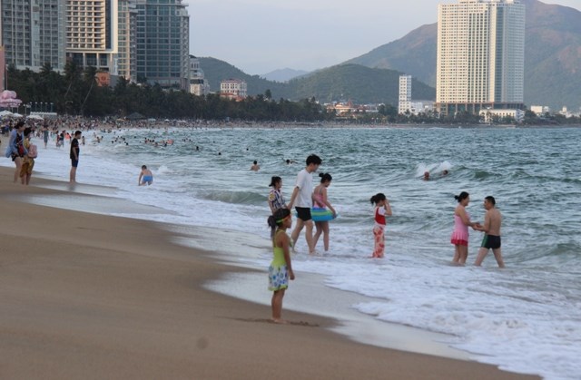 Du khách nhộn nhịp kéo về phố biển Nha Trang chiều 30 Tết - ảnh 2