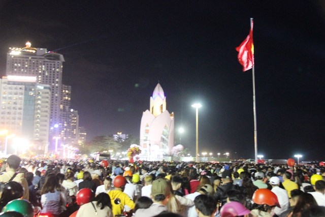 Người dân, du khách mãn nhãn với màn bắn pháo hoa đêm giao thừa - ảnh 2