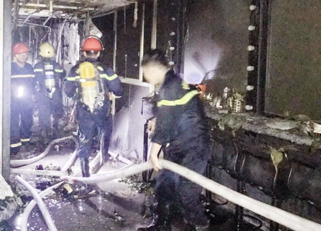 Khánh Hòa: Cháy tiệm áo cưới ngày đầu năm, 3 người may mắn thoát chết - ảnh 1