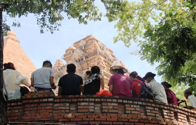 Khánh Hòa: Tháp Bà Ponagar và danh thắng quốc gia Hòn Chồng đón khách trở lại - ảnh 1