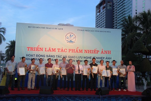 Triển lãm 100 bức ảnh về văn hóa, du lịch Khánh Hòa - ảnh 4