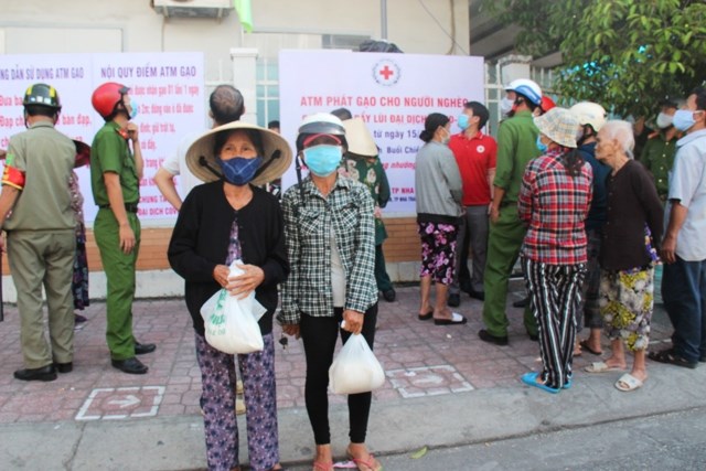 Khai trương "ATM gạo" tại Nha Trang - ảnh 2