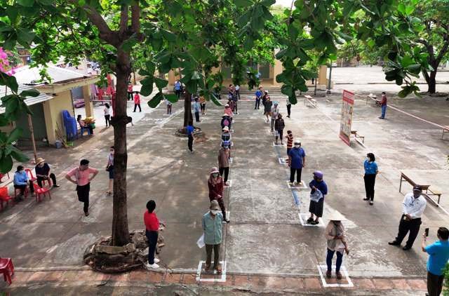 Báo chí thường trú Khánh Hòa chung tay hỗ trợ người nghèo chống dịch Covid -19 - ảnh 2