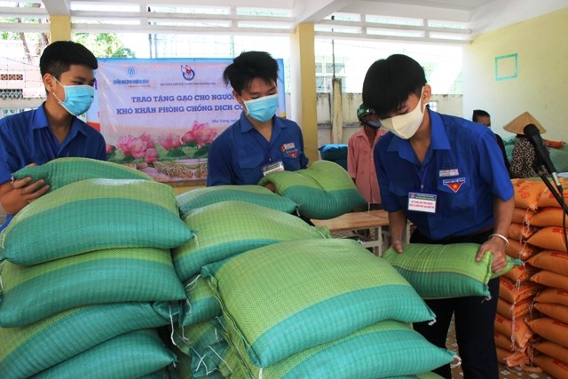 Hội Nhà báo tỉnh Khánh Hòa tặng 1.000 phần quà cho người dân nghèo - ảnh 2