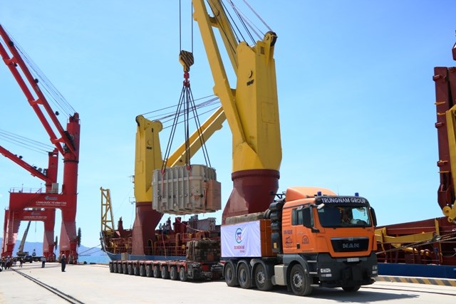 Hai siêu biến áp “khủng” điện mặt trời cập Cảng Quốc tế Vĩnh Tân - ảnh 1