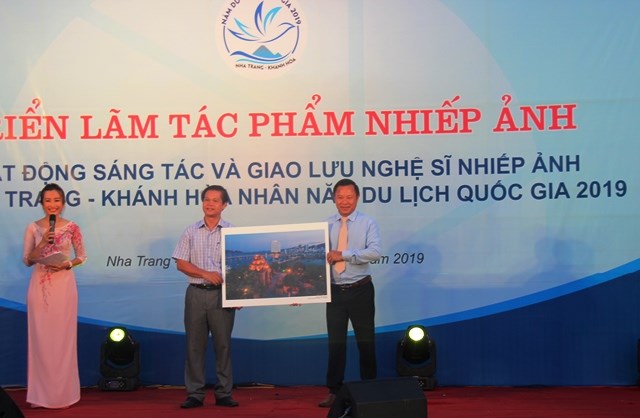 Triển lãm 100 bức ảnh về văn hóa, du lịch Khánh Hòa - ảnh 6