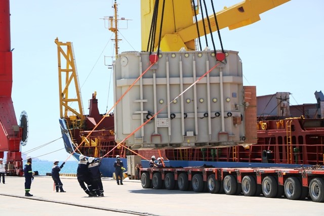 Hai siêu biến áp “khủng” điện mặt trời cập Cảng Quốc tế Vĩnh Tân - ảnh 2