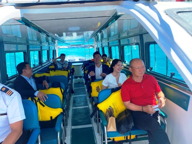 HLV Park Hang Seo tham quan danh thắng quốc gia vịnh Nha Trang - ảnh 1