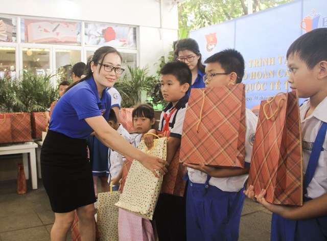 Bình Định:  Tặng 50 suất quà cho học sinh nghèo vượt khó trong học tập - ảnh 1