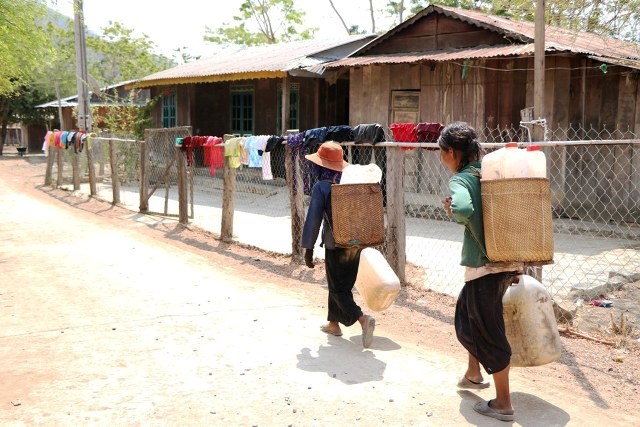 Ninh Sơn (Ninh Thuận): Đồng bào Raglai vất vả lặn lội đường xa “cõng nước” chống hạn - ảnh 1