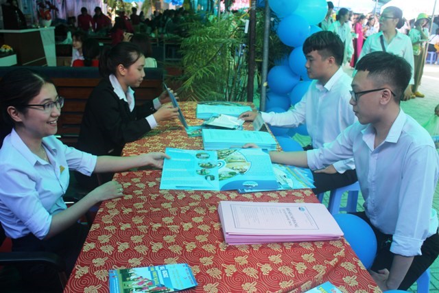 Khánh Hòa: Hàng nghìn học sinh được tư vấn về nghề Du lịch - ảnh 1