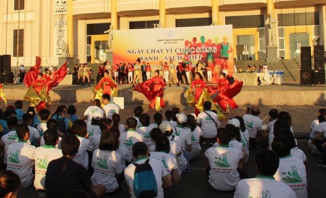 Khánh Hòa: Hơn 500 người tham gia Ngày chạy vì cuộc sống xanh, sạch, đẹp - ảnh 1