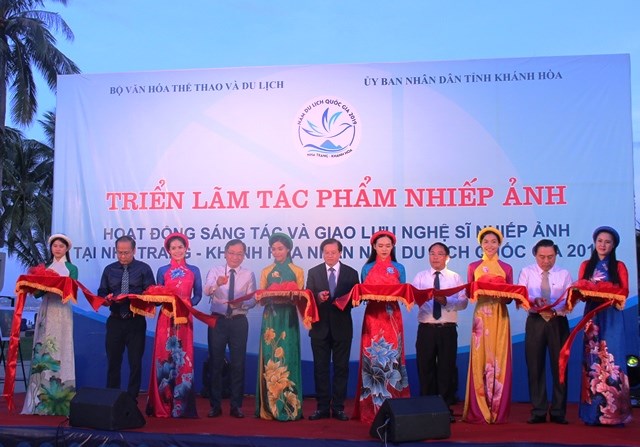 Triển lãm 100 bức ảnh về văn hóa, du lịch Khánh Hòa - ảnh 5