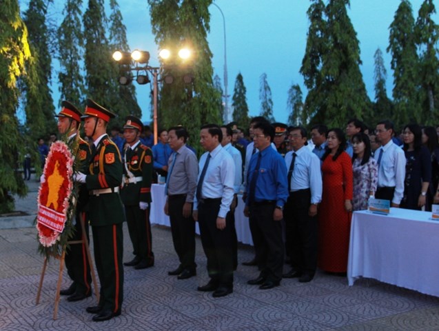 Khánh Hòa: Thắp nến tri ân, dâng hương tưởng nhớ các anh hùng liệt sĩ - ảnh 1