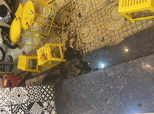Khánh Hòa: Côn đồ liên tục ném chất bẩn vào quán giải khát, du khách chạy tán loạn - ảnh 2
