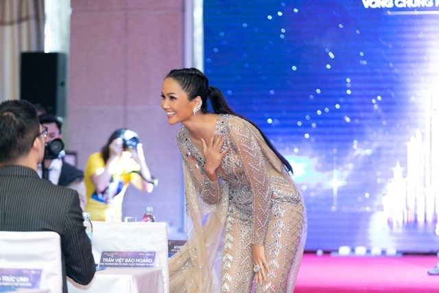 Hoa hậu Hoàn vũ 2017 H’Hen Niê quyến rũ bên chiếc vương miện đắt tiền - ảnh 8