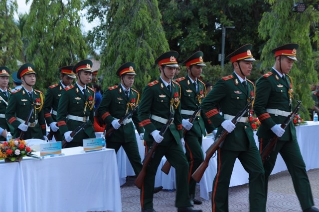 Khánh Hòa: Thắp nến tri ân, dâng hương tưởng nhớ các anh hùng liệt sĩ - ảnh 3