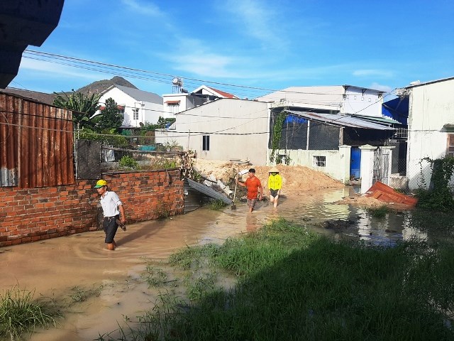 Khánh Hòa:  Ngập lụt, ôi nhiễm kéo dài đe dọa sức khỏe, đời sống người dân - ảnh 2