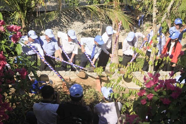 Khánh Hòa: Người dân, du khách  hứng khởi trông cây xanh, thả cá giống bảo vệ biển đảo - ảnh 1