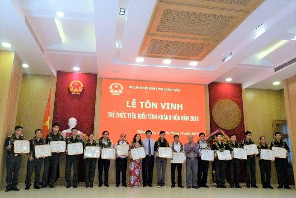 PC Khánh Hòa có 3 cá nhân nhận danh hiệu “Trí thức tiêu biểu tỉnh Khánh Hòa" - ảnh 1